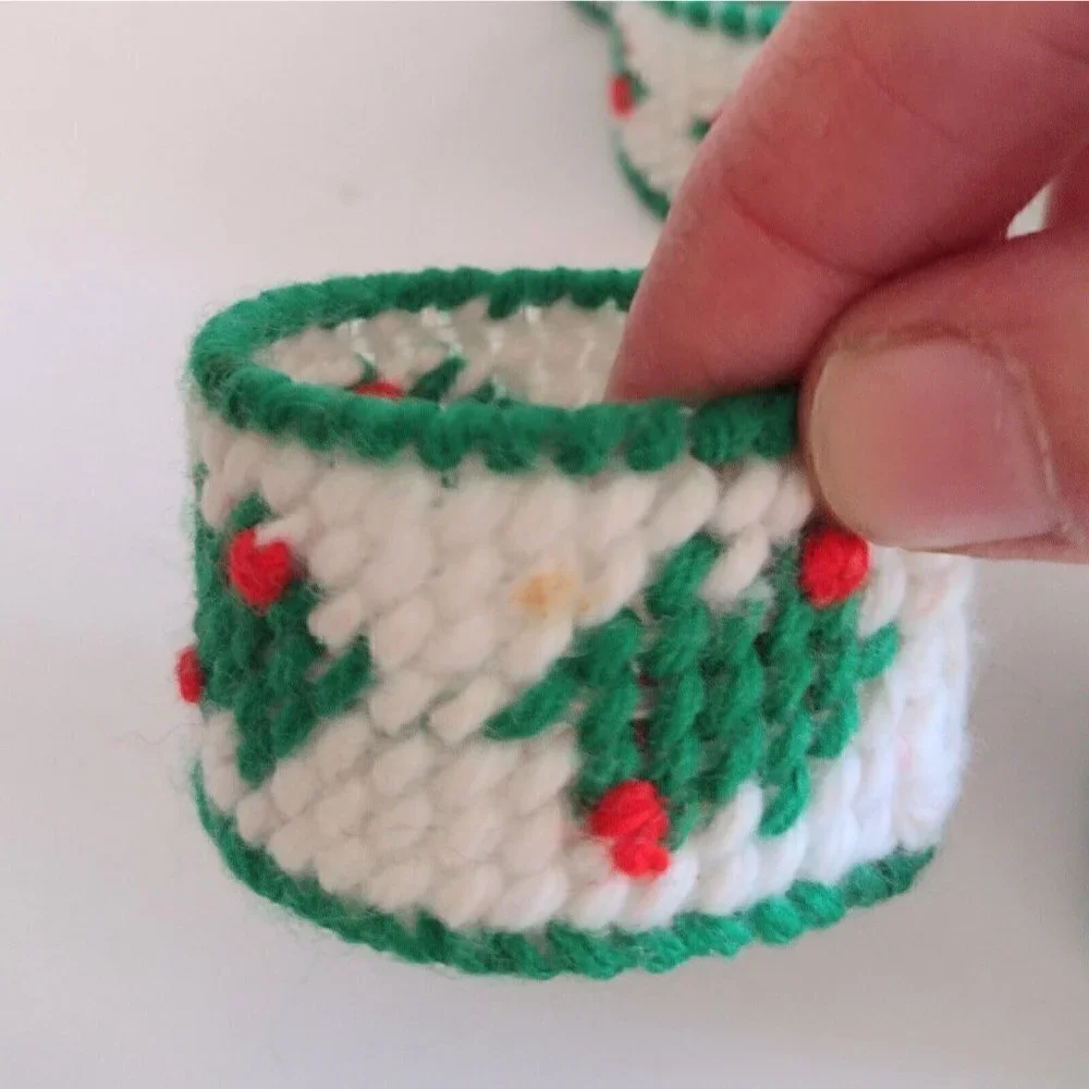Vtg Set Of 25 Christmas Needlepoint Napkin Rings Holders Holly Leaf Red Berries
